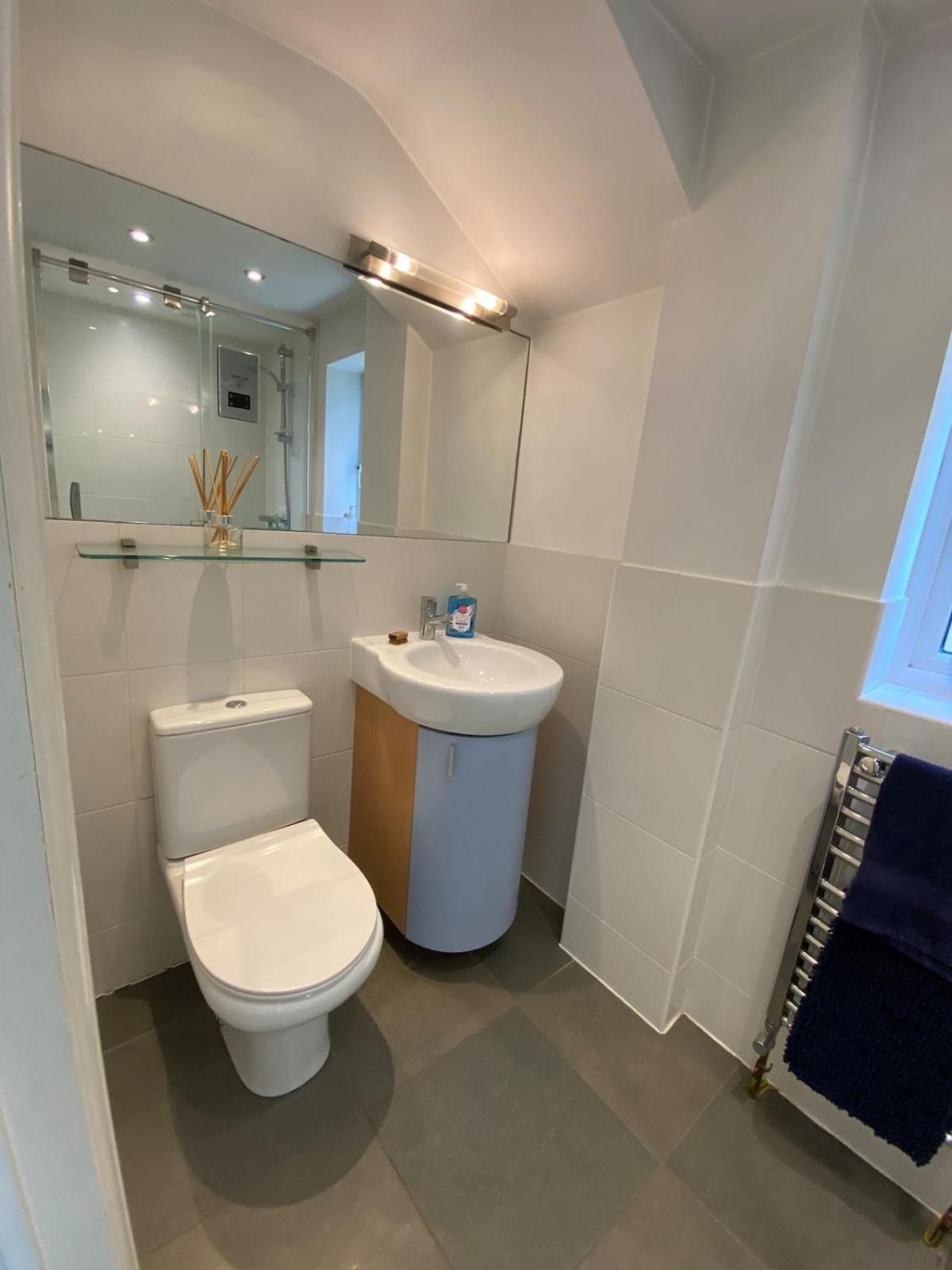 Apartment 4 Bedroom Detached House Sleeps 7 *